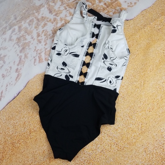 Amoressa Swimsuit - Picture 2 of 6